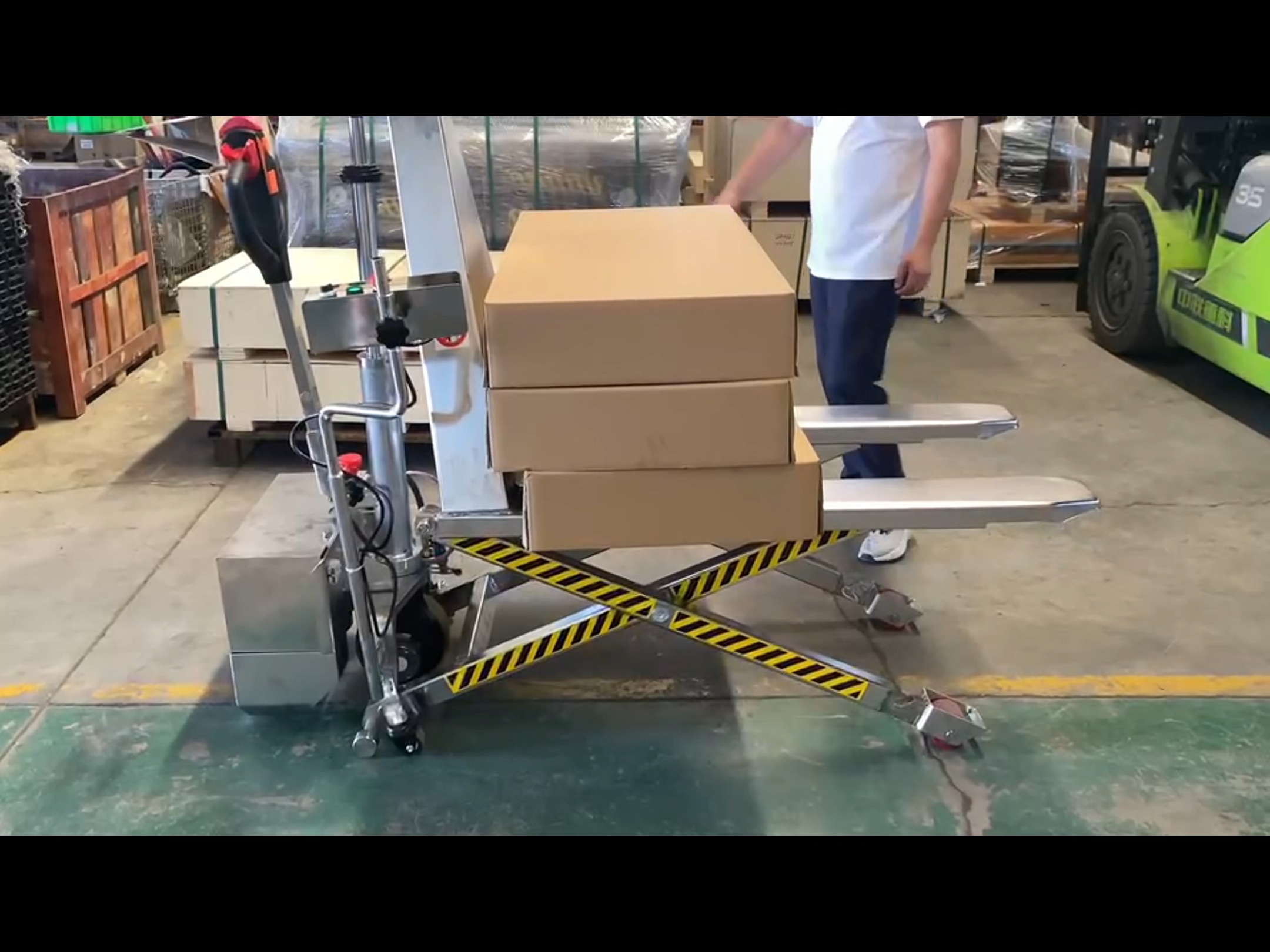 装卸货效率翻倍！揭秘一夜爆红的装卸货神器——电动叉车搬运服务